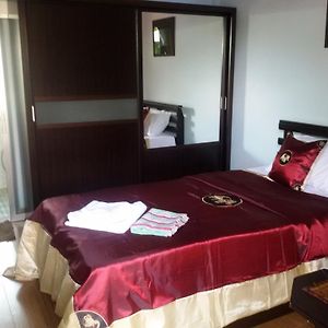 Zimmer mit Kingsize-Bett